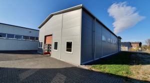 Produktions- und Lagerhallen mit dem Büro. 1.700 M2, Gewerbliches Grundstück 2 Ha, 715 000 Euro. Fra