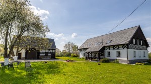 Stilvolles, freistehendes Haus auf dem Lande mit Pferdestallungen.