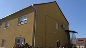 Renovierte Wohnung mit Einbauküche, 2 Stellplätzen und Garten in ruhger Lage