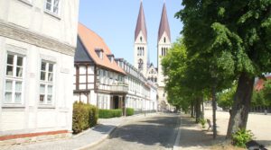 Innenstadt von Halberstadt, ruhig mit PKW-EPs und Garten