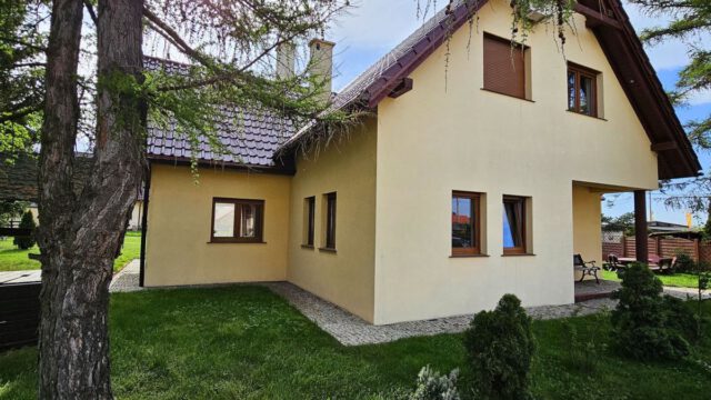 Jawor-dom-z-pieknym-ogrodem-sw