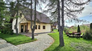 Jawor-dom-z-pieknym-ogrodem-sw
