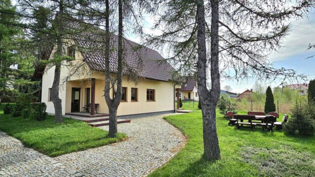 Jawor-dom-z-pieknym-ogrodem-sw