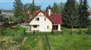 Jawor-dom-z-pieknym-ogrodem-sw