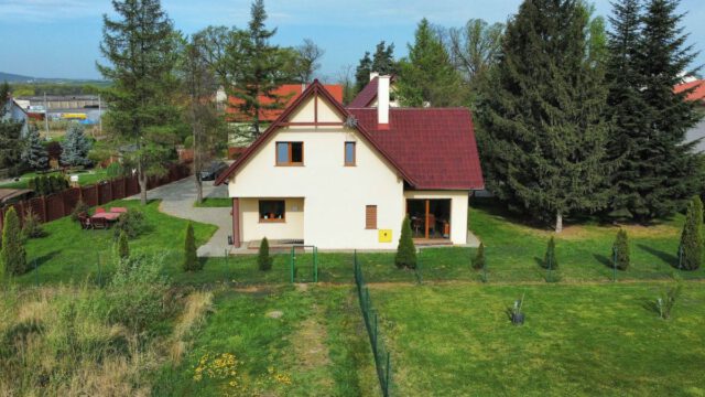 Jawor-dom-z-pieknym-ogrodem-sw