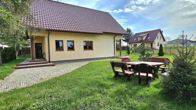 Jawor-dom-z-pieknym-ogrodem-sw