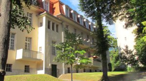 Bezugsfreie Dachgeschosswohnung mit großzügigem Sonnenbalkon und eigenem Stellplatz